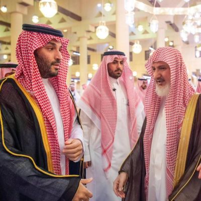 ولي العهد يشارك في صلاة الميت على آل الشيخ