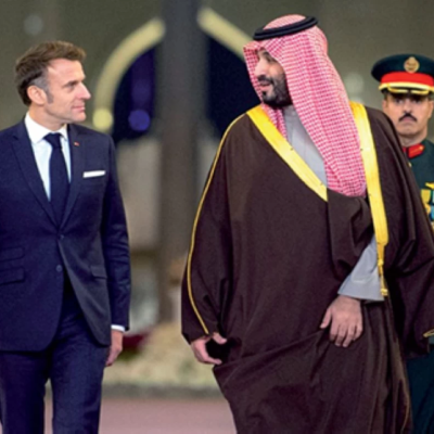 ولي العهد وماكرون يبحثان هاتفياً التطورات الإقليمية