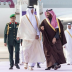 أمير قطر يصل الرياض وولي العهد في مقدمة مستقبليه