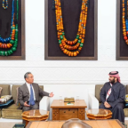 ولي العهد ووزير خارجية الصين يستعرضان العلاقات والشراكة الاستراتيجية