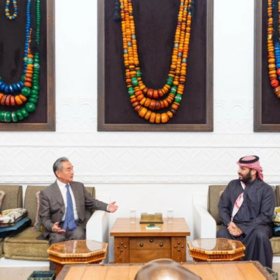 ولي العهد ووزير خارجية الصين يستعرضان العلاقات والشراكة الاستراتيجية