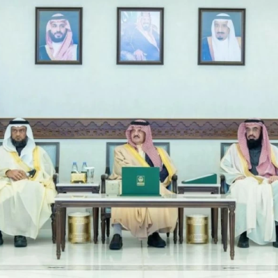 The Governor of the Eastern Province hands over ownership documents for residential units with the support of the Crown Prince