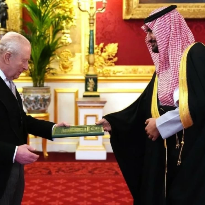 الأمير عبدالله بن خالد يقدم أوراق اعتماده للملك تشارلز الثالث