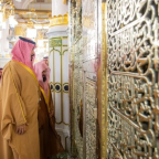 ولي العهد يزور المسجد النبوي ويؤدي الصلاة في الروضة الشريفة