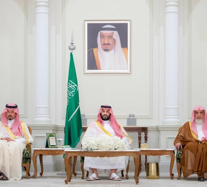 ولي العهد يستقبل العلماء والمواطنين في المدينة المنورة للتهنئة برمضان