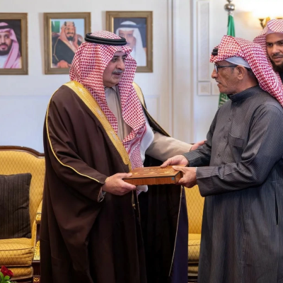 أمير تبوك يسلم وثائق تملك ضمن تبرع ولي العهد للإسكان