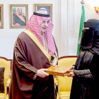 أمير تبوك يسلم وثائق الإسكان ضمن تبرع ولي العهد بمليار ريال