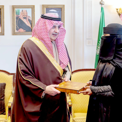 أمير تبوك يسلم وثائق الإسكان ضمن تبرع ولي العهد بمليار ريال