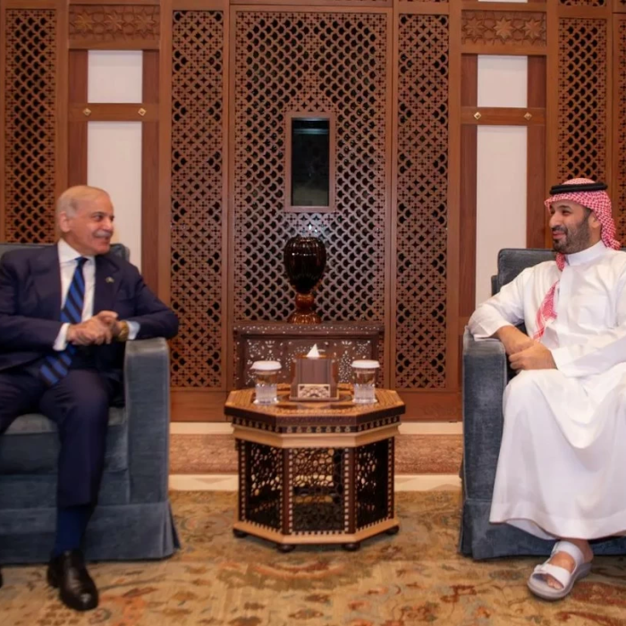 ولي العهد يبحث تداعيات التصعيد العسكري مع رئيس وزراء باكستان