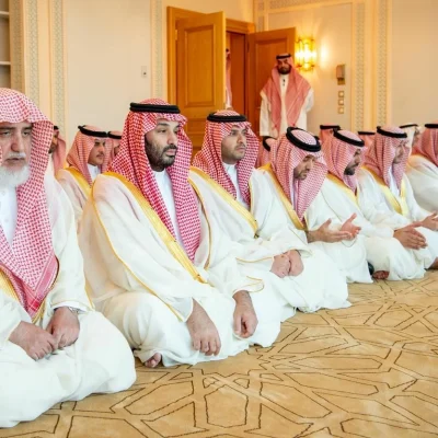 ولي العهد يؤدي صلاة عيد الفطر في المسجد الحرام بمكة