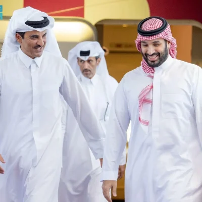 أمير دولة قطر يصل إلى جدة وولي العهد في مقدمة مستقبليه