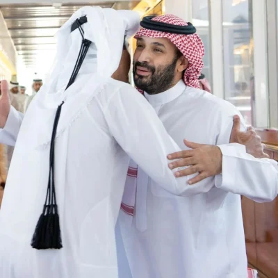 أمير دولة قطر يغادر جدة وولي العهد في مقدمة مودعيه