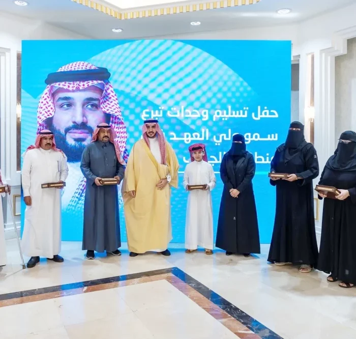 أمير الجوف يسلم وثائق سكنية ضمن تبرع ولي العهد بمليار ريال