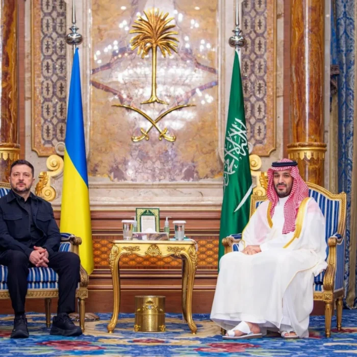 ولي العهد وزيلينسكي يبحثان تطورات الأزمة الأوكرانية