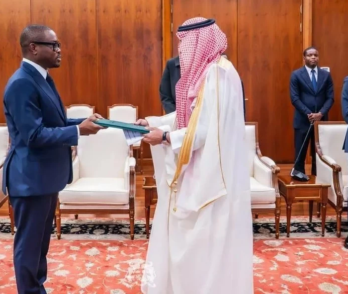 العلاقات السعودية البنينية: السفير البلوي يقدم أوراق اعتماده