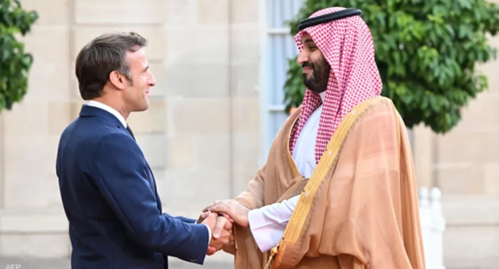 ولي العهد وماكرون يبحثان تطورات الأحداث الإقليمية