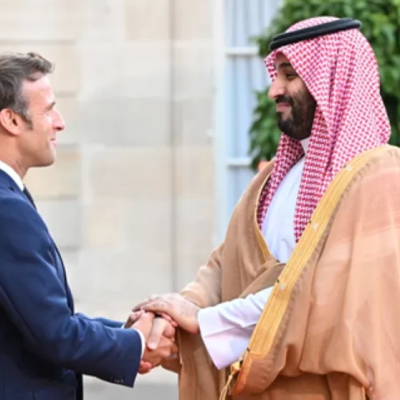 ولي العهد وماكرون يبحثان تطورات الأحداث الإقليمية