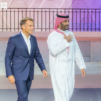 أبعاد وأهداف زيارة ولي العهد إلى باريس لتعزيز الشراكة