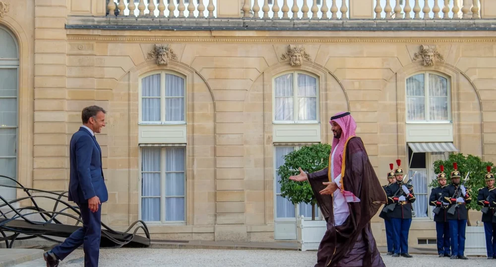 بيان زيارة ولي العهد إلى فرنسا: شراكة وتنسيق إقليمي