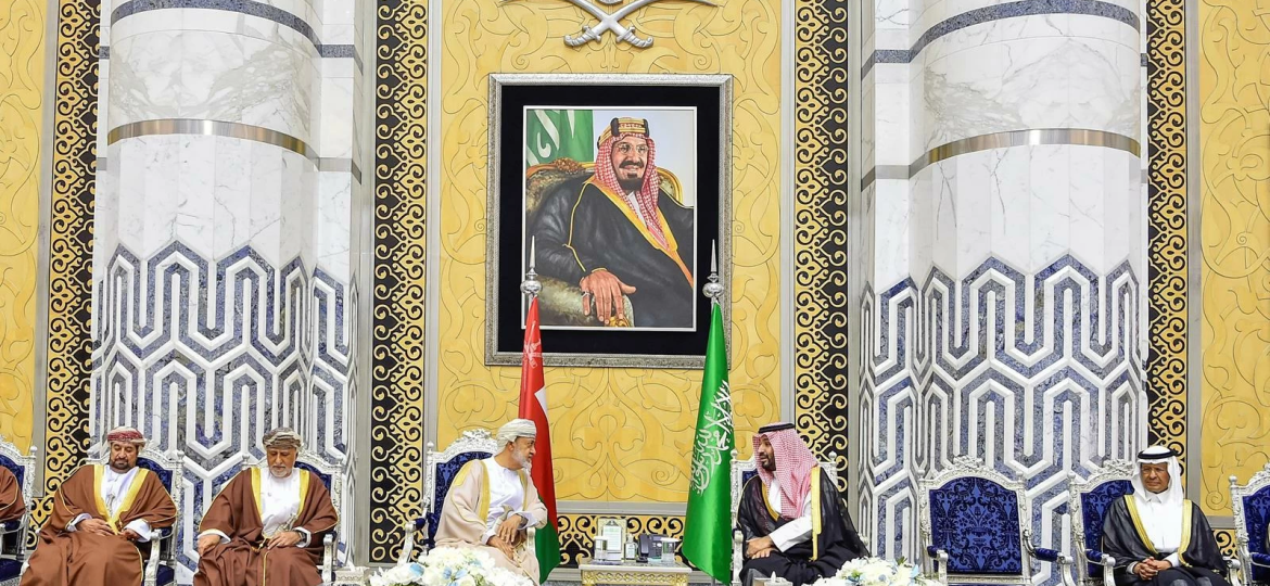 وصول سلطان عُمان إلى جدة: ولي العهد في مقدمة مستقبليه