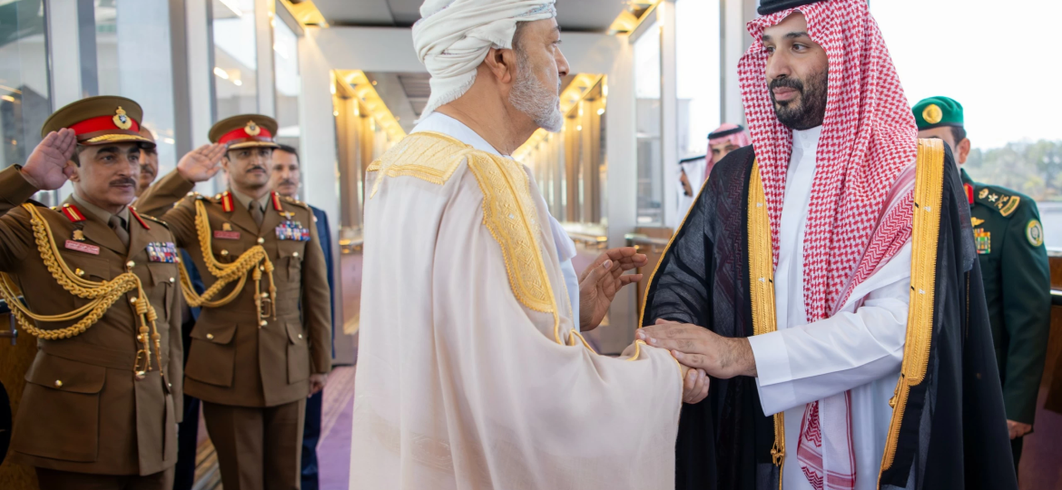 ولي العهد يودع سلطان عُمان بعد زيارة رسمية لمدينة جدة