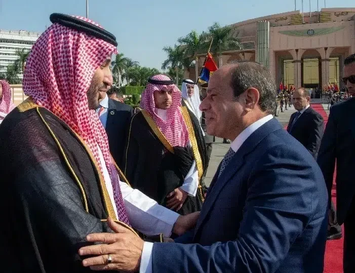 ولي العهد يبعث برقية شكر للرئيس المصري بعد مغادرة القاهرة